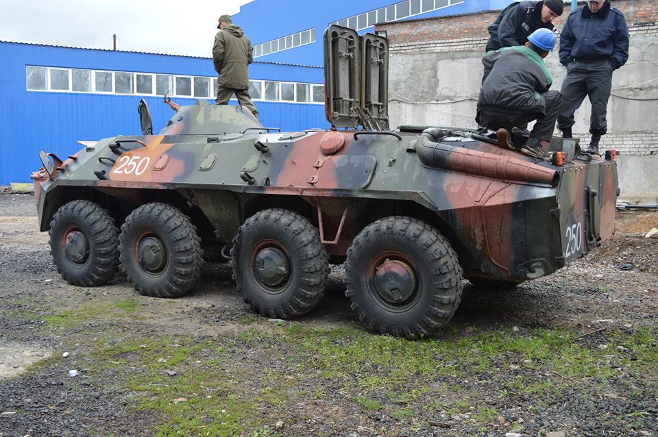Работники Николаевского тепловозоремонтного завода 20 апреля передали для Национальной Гвардии (в/ч 3039) отремонтированный БТР-70