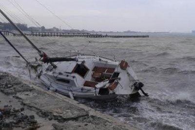В Евпатории шторм разбил яхту о берег