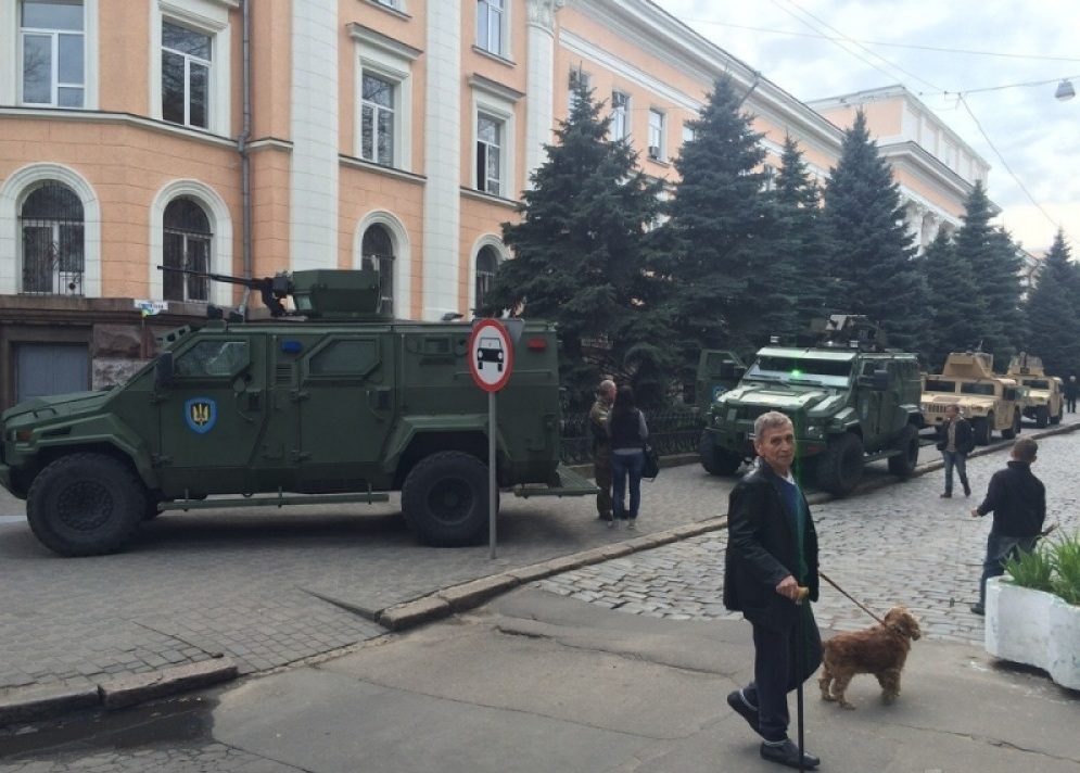 В Одессу для обеспечения правопорядка стянули военную технику 