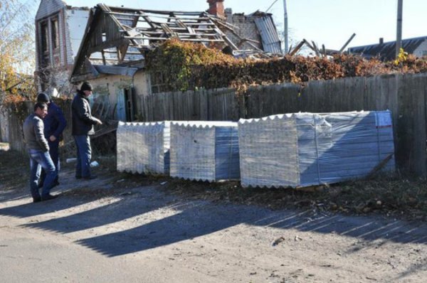 Жителям Семеновки для восстановления поселка привезли три упаковки шифера