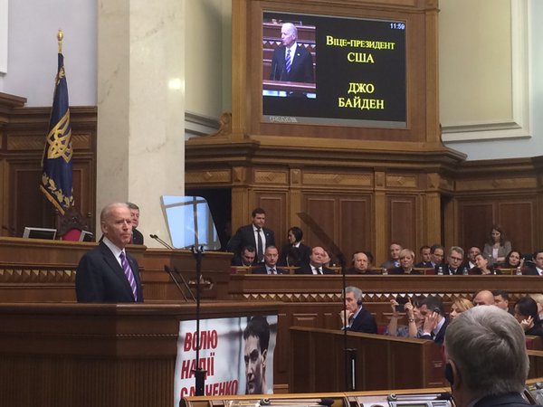 Байден "рад предстать перед многоуважаемым органом" депутатов Украины