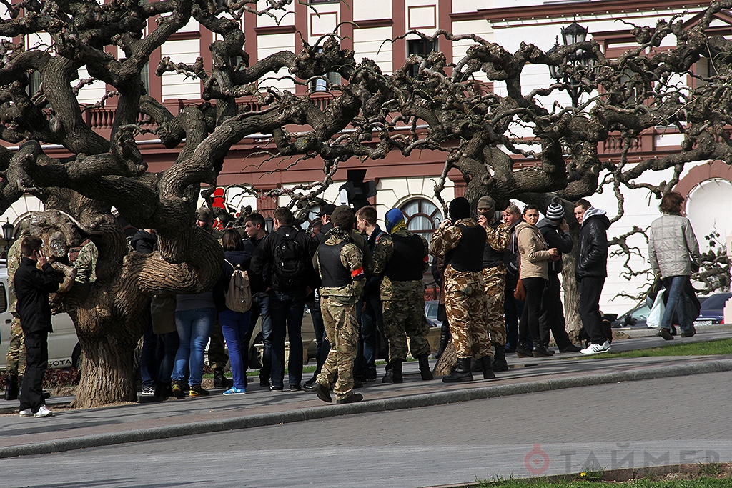 И снова «зрада». В Одессе «евромайдановцы» незаконно задержали людей (фото, видео)