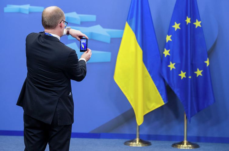 Политолог: Украина изначально мечтала быть марионеткой Европы и США