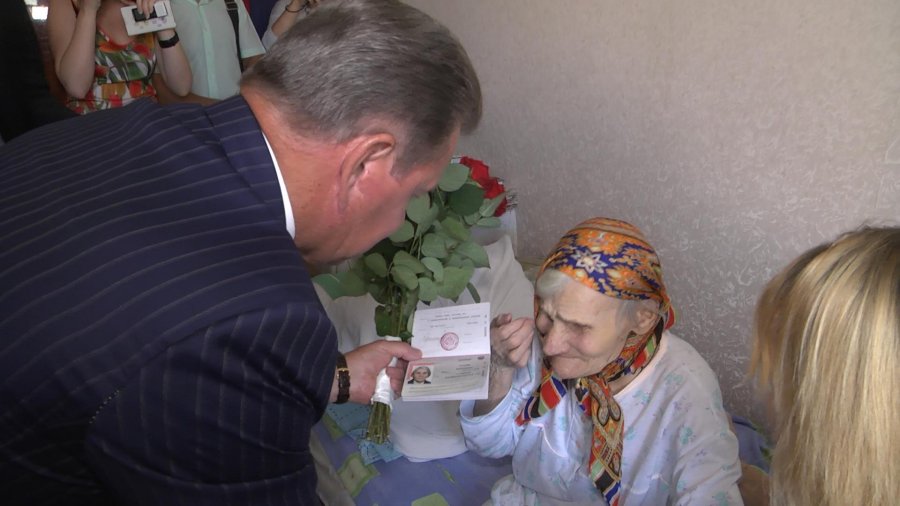 Девяностолетняя беженка из Луганска получила российское гражданство
