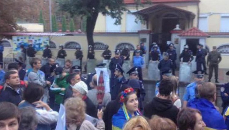 Демонстранты забросали генконсульство России в Харькове яйцами и краской