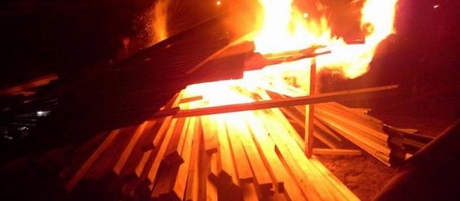 В Киеве националисты подожгли строительную площадку во время акции