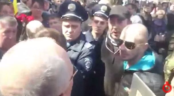 Украинские националисты одесситам: "Мало вас пожгли, уродов!" (видео)