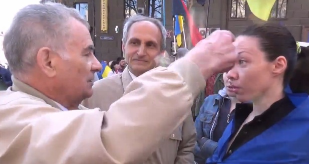 В Николаеве ветеран подбил глаз националисту, защищая красное знамя (видеоматериал)