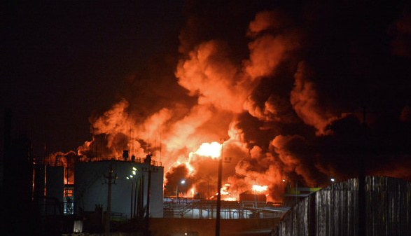 Пожар на нефтебазе под Киевом продолжается
