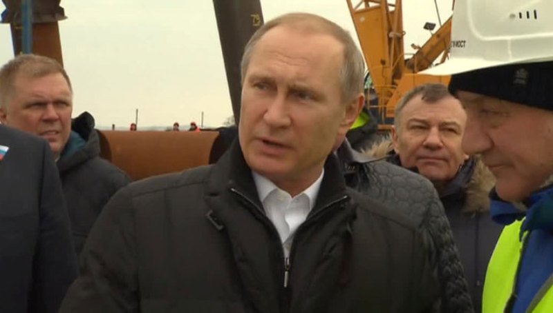 Путин проинспектировал строительство исторического моста в Крым