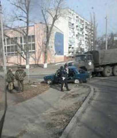 28 марта произошло очередное ДТП с участием ВСУ. В городе Северодонецк на перекрестке ул. Сметанина и ул. Егорова ЗИЛ-131 ВСУ поворачивал со второстепенной улицы (Егорова).