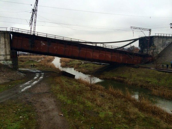 подорванный мост в Мариуполе