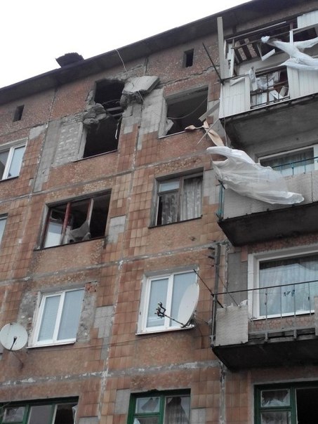 Последствия обстрелов 2 февраля Енакиево, пострадал микрорайон Горняк (в народе "Фильтровальная"). Снаряд пробил крышу жилого дома и прошёл насквозь.