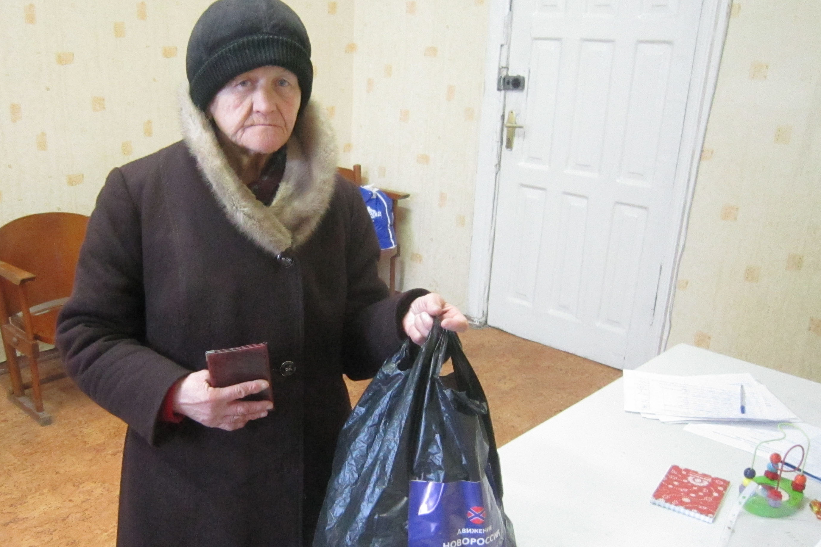 Раздача гуманитарной помощи в Луганске