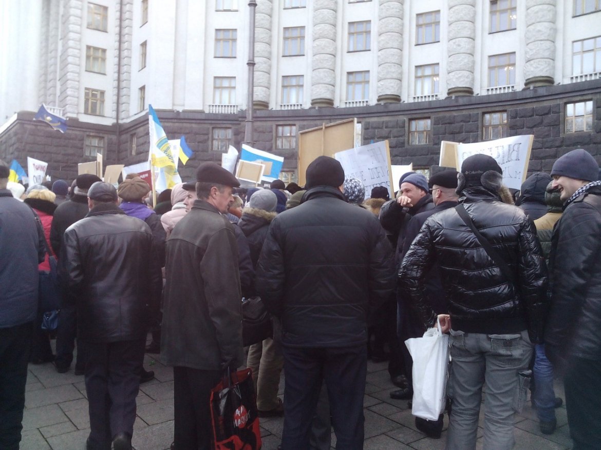 Представители ПТУ Украины проводят митинг у здания Верховной Рады
