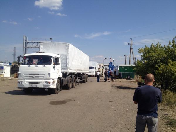Автомобили МЧС с гумпомощью пересекли границу и двинулись в сторону Донецка и Луганска