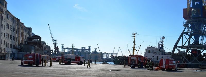Сотрудники МЧС ликвидировали пожар в трюме рыболовецкого судна (фото)