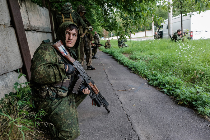 Бойцы ополчения во время операции в аэропорту Донецка