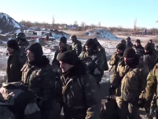 из Дебальцево украинская армия сдается в плен