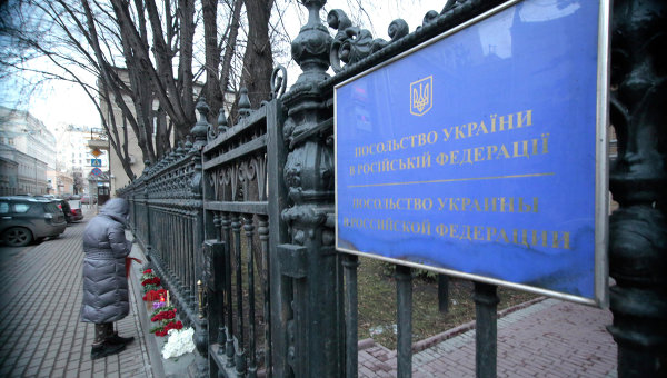 Память погибших в Одессе почтили у посольства Украины в Москве