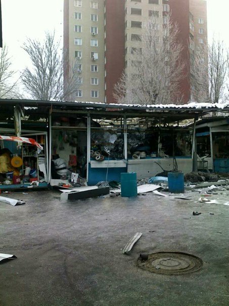 в результате бомбежки Куйбышевского района, погибла директор рынка "Аквилон" и ее 23-летняя дочь.