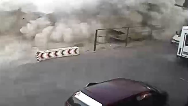 Камеры видеонаблюдения засняли обстрел мирных районов Донецка (Видео)