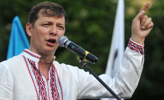 Украинский депутат-радикал Олег Ляшко набросился с ножом на рекламный щит (видеосюжет "Cassad-TV")