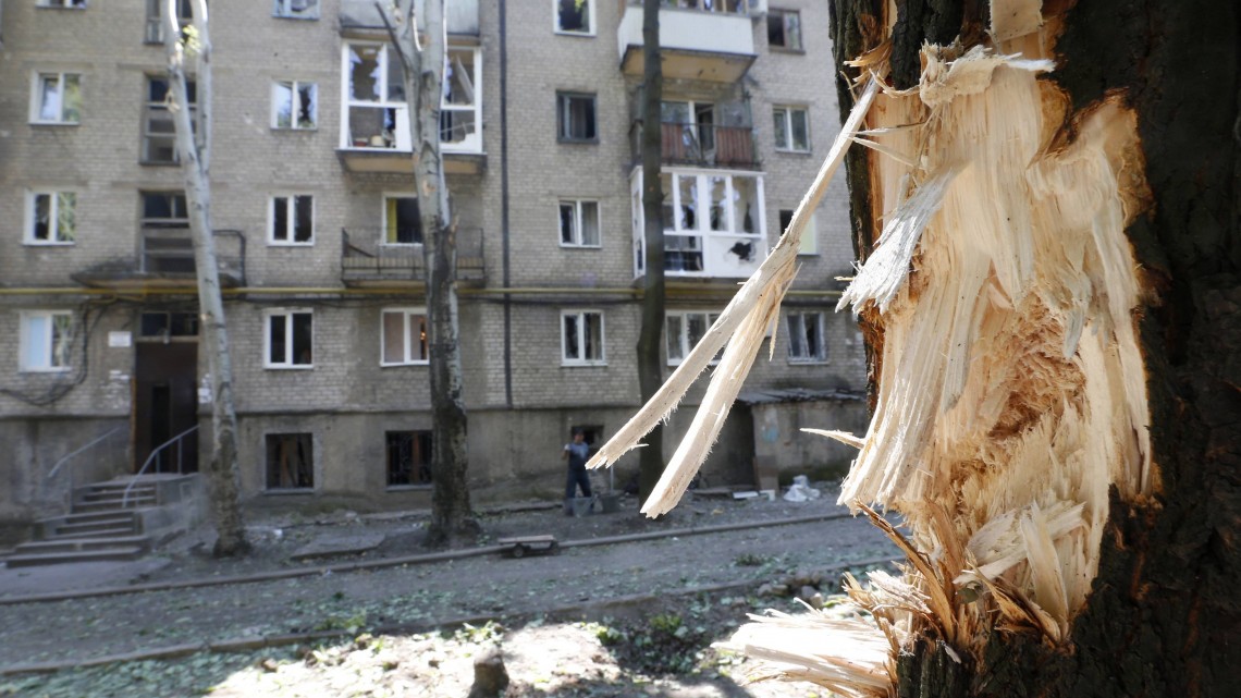 Ожесточенное перемирие: в результате ночного обстрела Донецка, сгорел дом,  обесточены 20 трансформаторных подстанций и поврежден газопровод