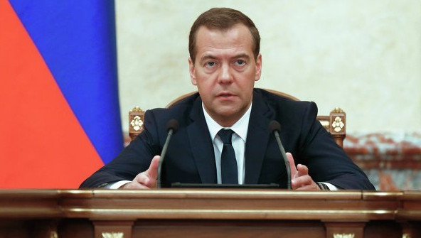 Медведев поручил подготовить ответные меры на продление санкций ЕС