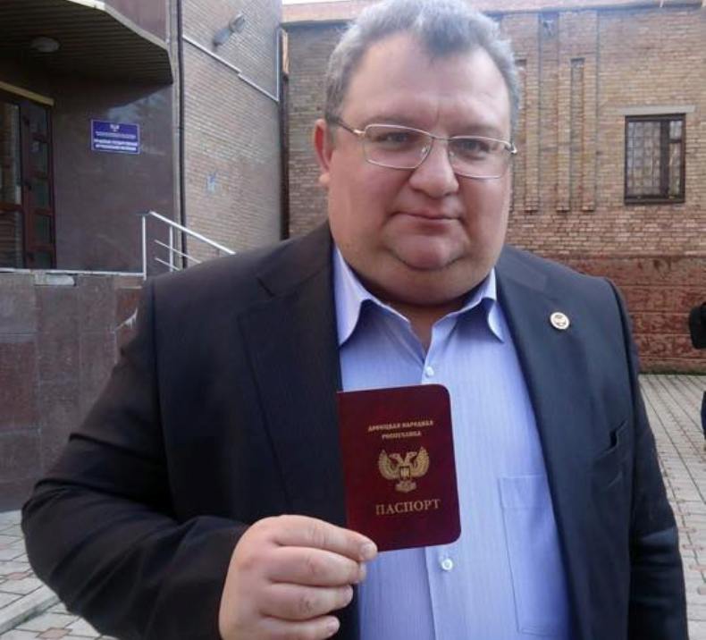 Россия и человек с паспортом  гражданина ДНР