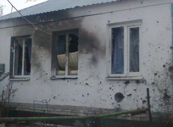 В результате обстрелов в ночь с 8 на 9 января со стороны ВСУ Докучаевска были прямые попадания в частные дома в посёлке Южный (Старая колония). Погиб 1 человек. Жители до 3 ночи сидели в подвалах.