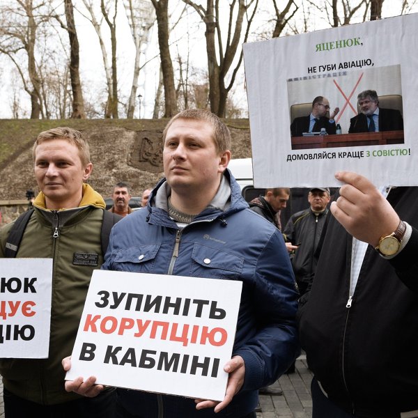 «Автомайдан» штурмует дом Петра Порошенко