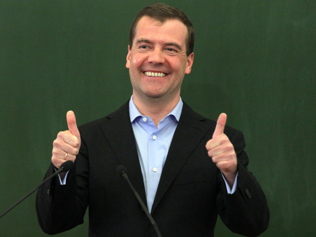 Медведев едет в Крым говорить о малом бизнесе, а в «Артек» — о новых технологиях