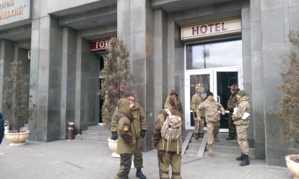 Люди в камуфляже заняли ряд помещений отеля "Козацкий"