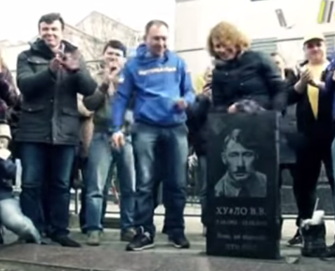 В Киеве возле посольства РФ  установили "надгробие" Путину (видео)