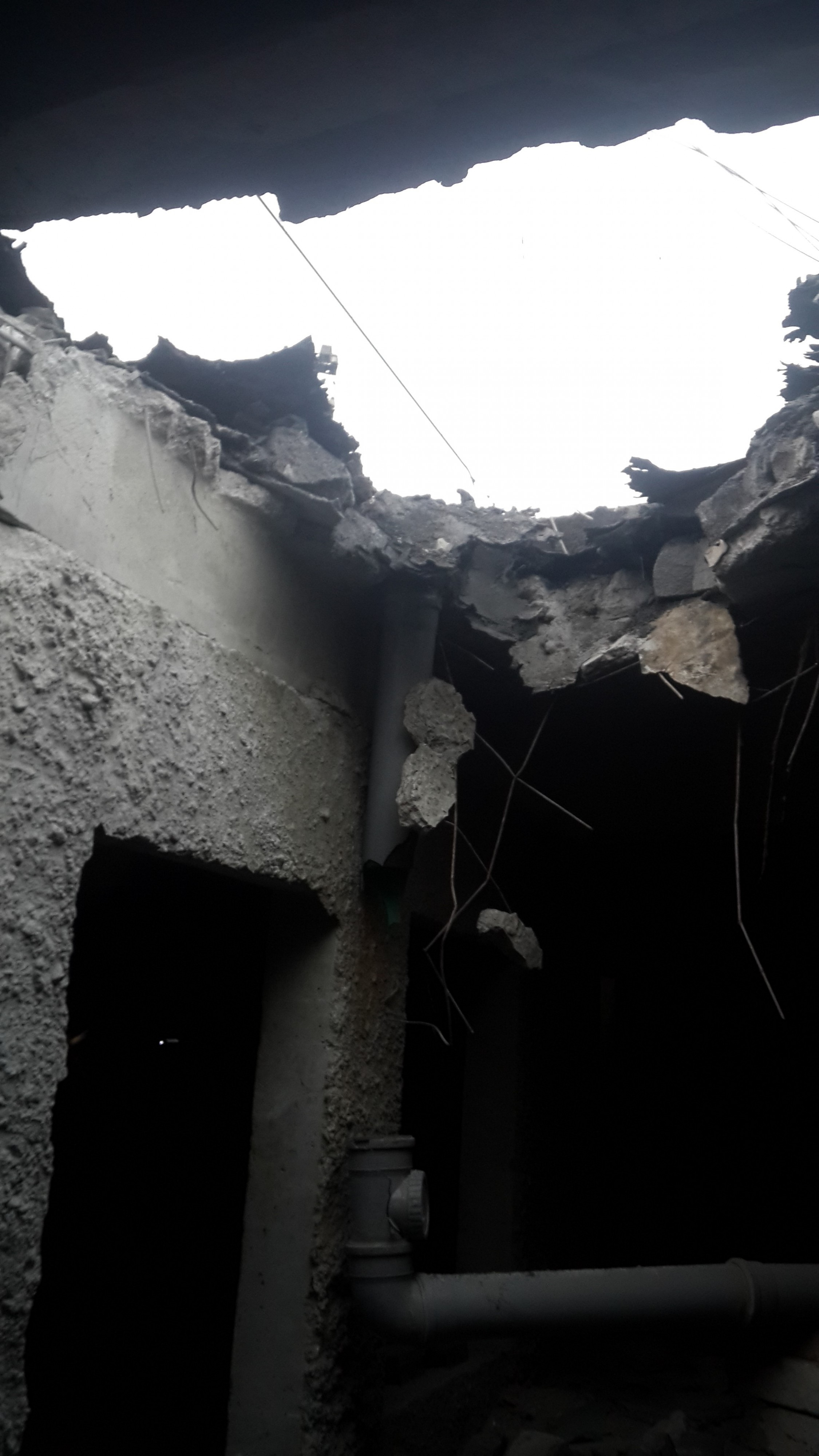 Снаряд пробил крышу дома в Горловки