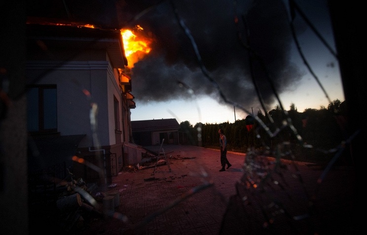 Год противостояния в Донбассе: протесты, обстрелы, поиск компромиссов