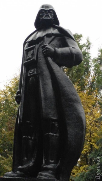 В Одессе появился первый в мире памятник Дарту Вейдеру