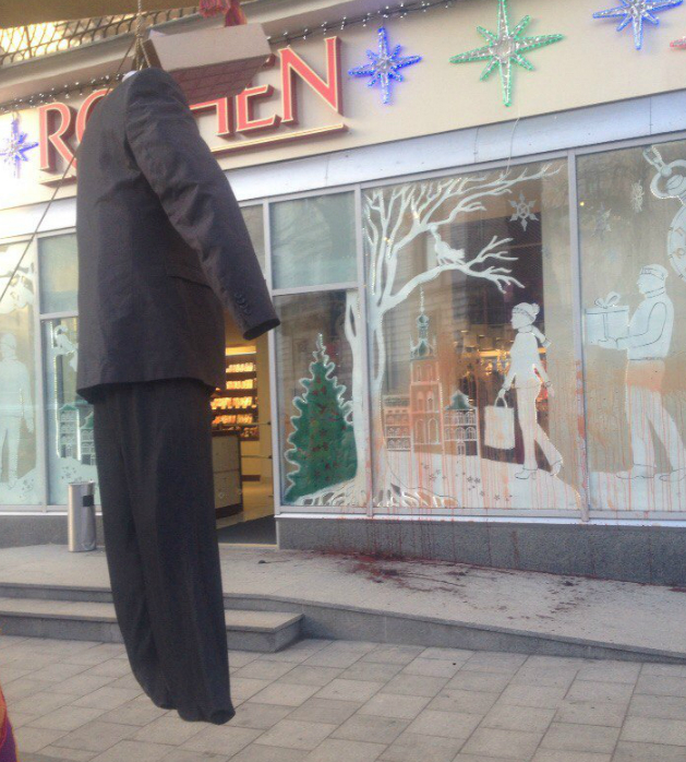Во Львове у магазина «Рошен» повесили чучело Порошенко