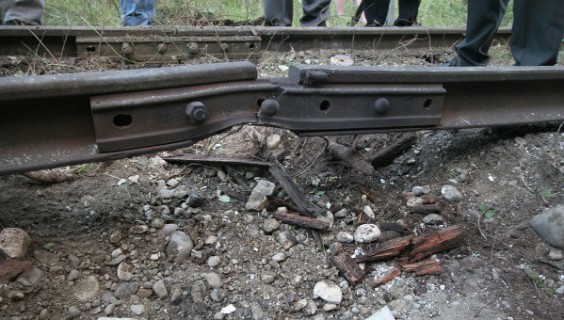 Под Луганском и Святогорском утром  подорваны железнодорожные пути