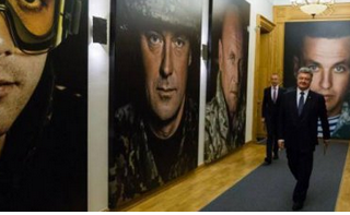 На стенах в Администрации президента Украины отныне будут висеть портреты 16 украинских военных, которые "особо отметились в Донбассе".
