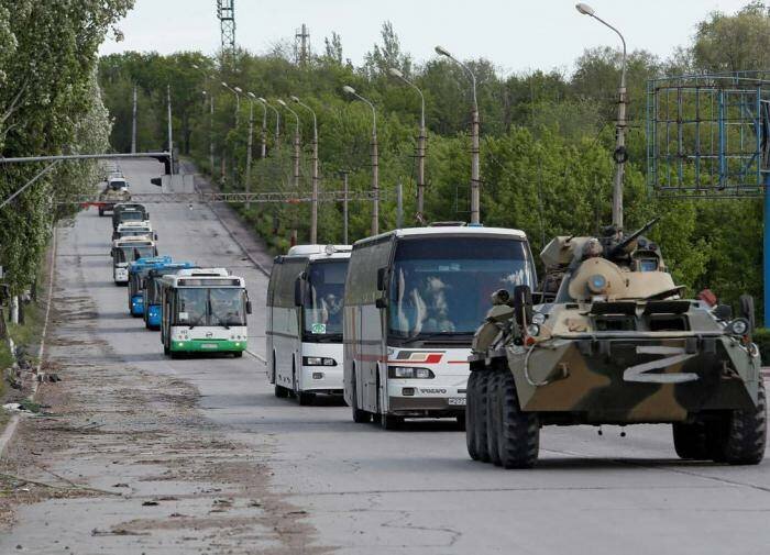 Зеленский продолжает называть эвакуацией сдачу в плен командиров "Азова"*