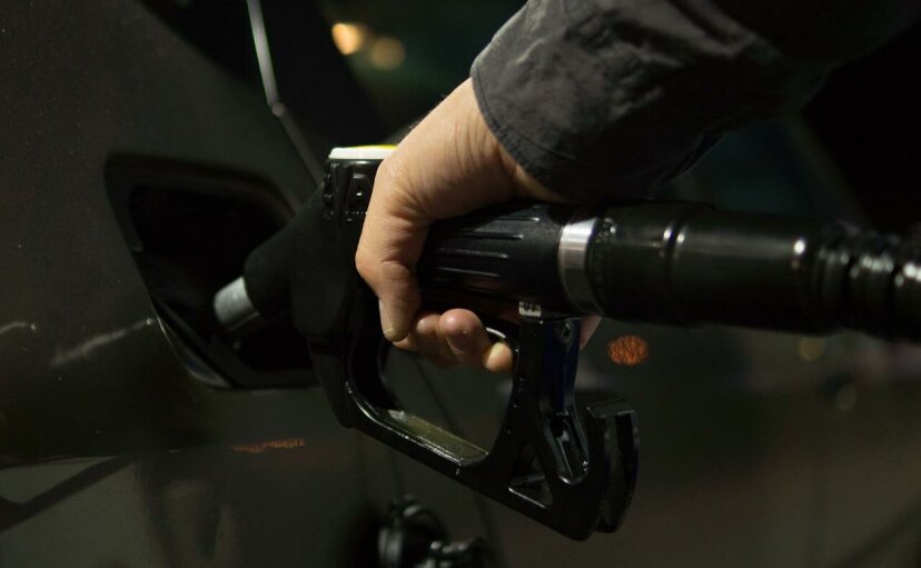 Венгрия разрешила заправляться бензином только автомобилям с местными номерами