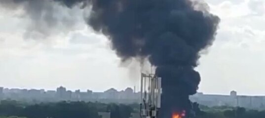 Очевидцы сообщили о масштабном пожаре в Киеве