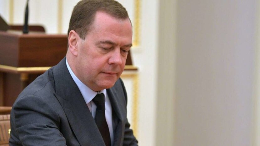 Медведев исключил необходимость Запада для существовании России