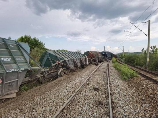 В Румынии опрокинулись 15 порожних украинских вагонов-зерновозов