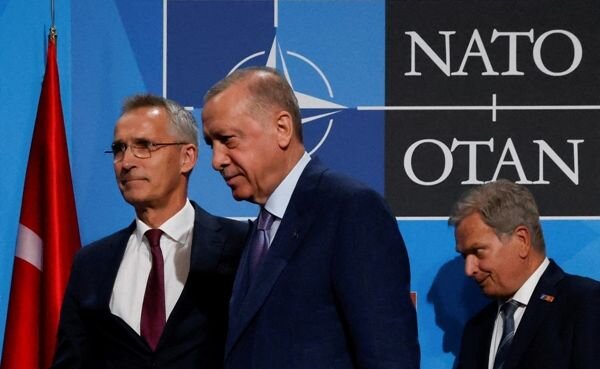 Турецкое двустулье в НАТО — серьëзный сигнал для России: «султан» сошëл с дистанции