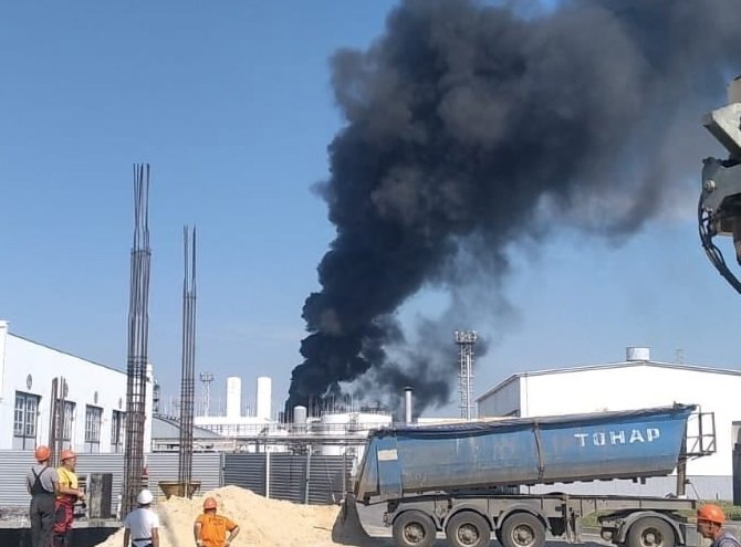 Пожар на нефтеперерабатывающем заводе в Ростовской области