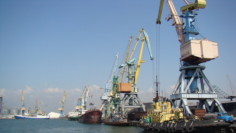 В порту Бердянска восстановили работу семи причалов