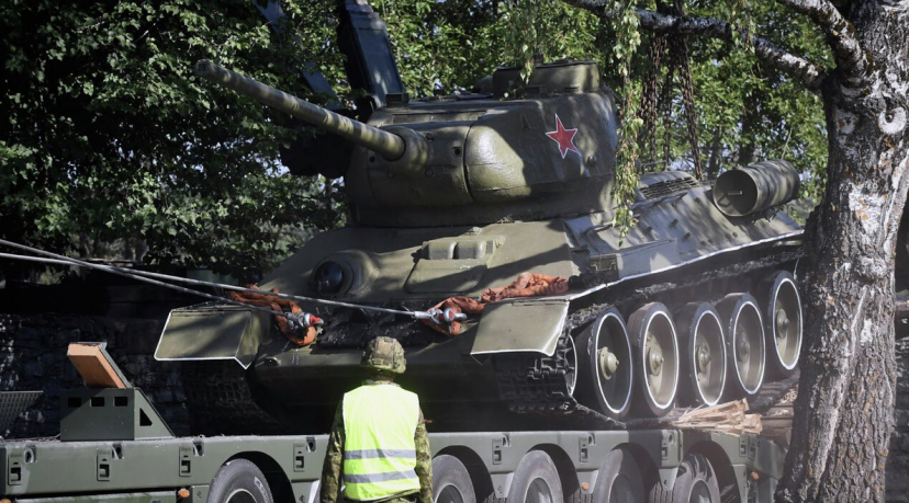 Российский губернатор предложил Эстонии обменять танк на теплые вещи и дрова